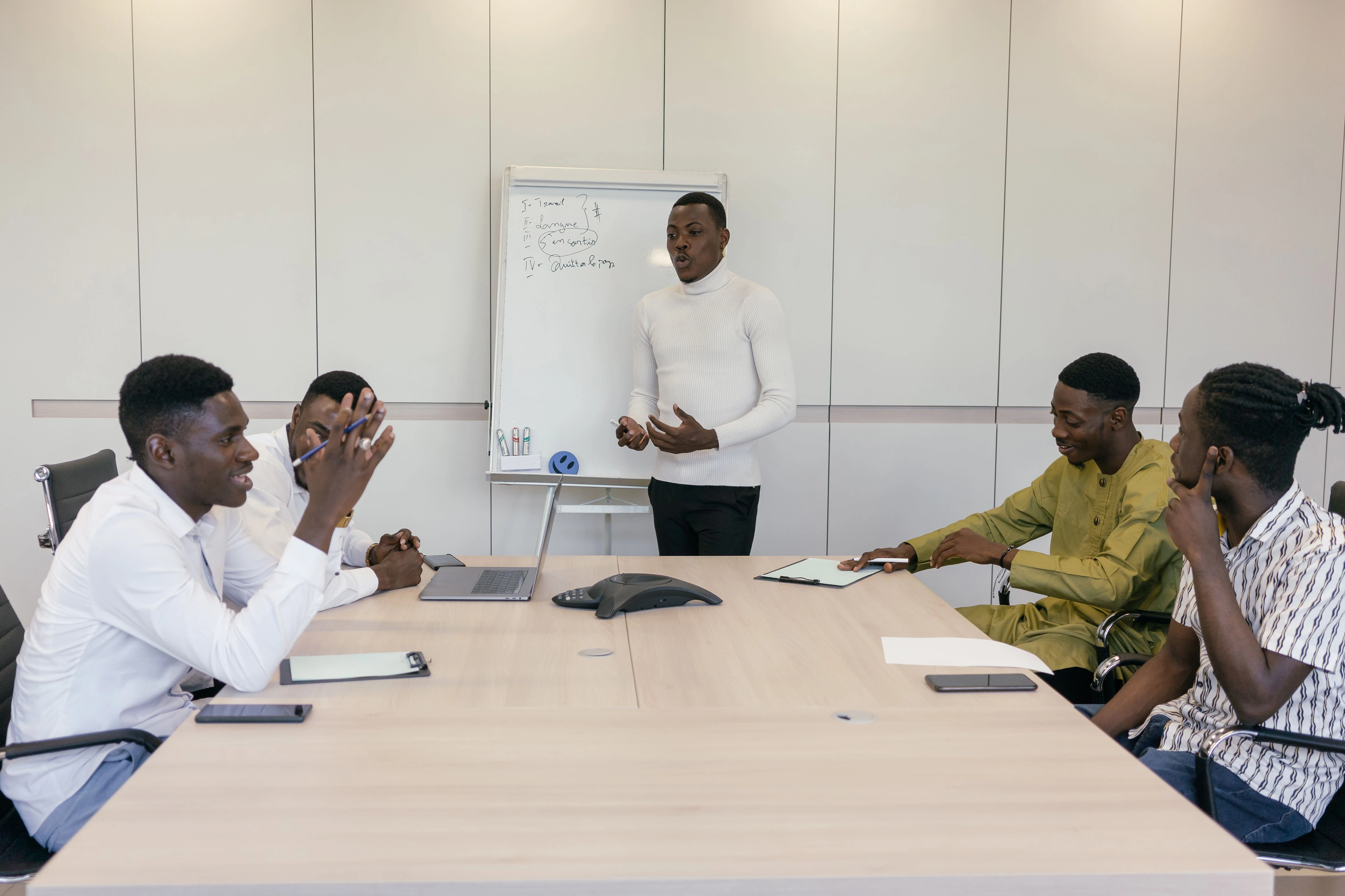 L'équipe SMART-TECH SARL lors d'une réunion de travail